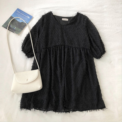 Pavasarinio kirpimo moteriškos suknelės modelis trumpomis rankovėmis ir ovalia iškirpte