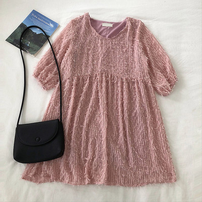 Pavasarinio kirpimo moteriškos suknelės modelis trumpomis rankovėmis ir ovalia iškirpte