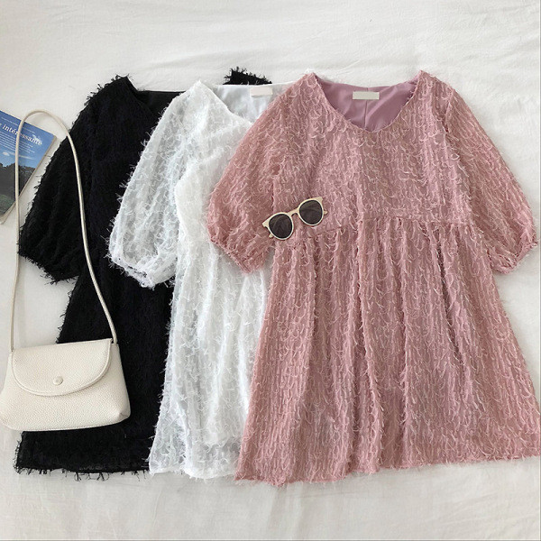 Pavasarinio kirpimo moteriškos suknelės modelis trumpomis rankovėmis ir ovalia iškirpte