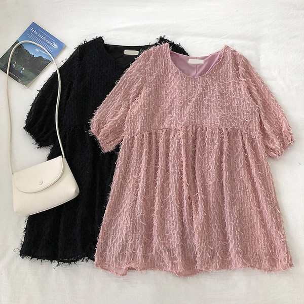 Pavasarinio kirpimo moteriškos suknelės modelis trumpomis rankovėmis ir ovalia iškirpte