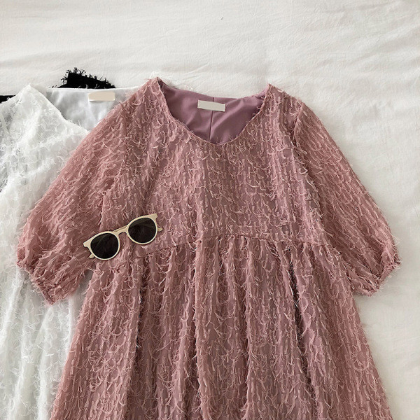 Pavasarinio kirpimo moteriškos suknelės modelis trumpomis rankovėmis ir ovalia iškirpte