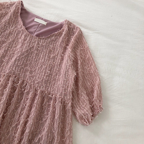 Pavasarinio kirpimo moteriškos suknelės modelis trumpomis rankovėmis ir ovalia iškirpte