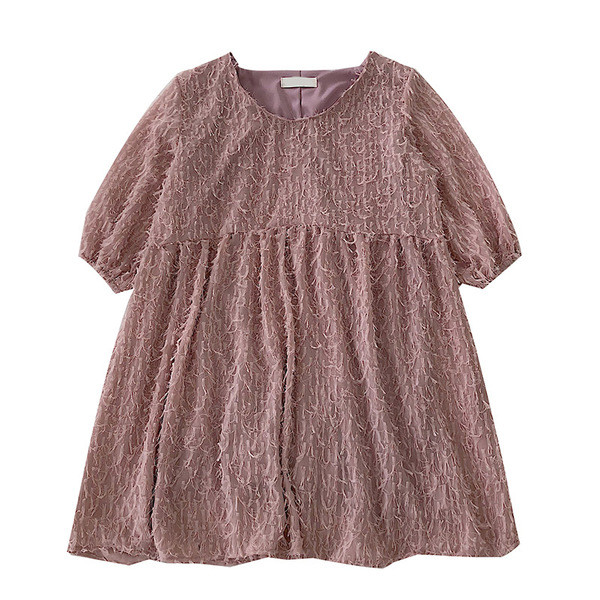 Pavasarinio kirpimo moteriškos suknelės modelis trumpomis rankovėmis ir ovalia iškirpte