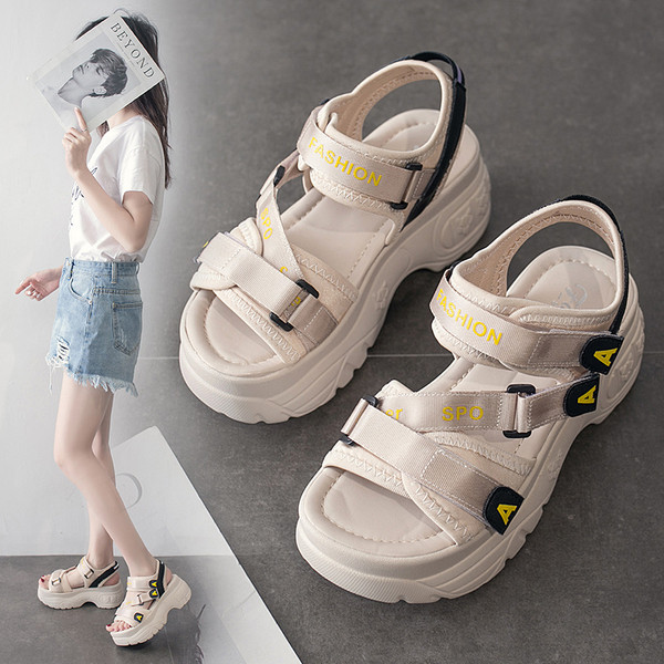 Laisvalaikio moteriškos basutės aukštais padais ir lipduku