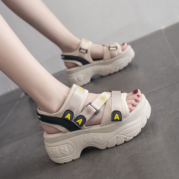 Laisvalaikio moteriškos basutės aukštais padais ir lipduku