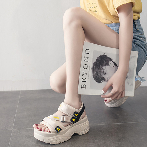 Laisvalaikio moteriškos basutės aukštais padais ir lipduku