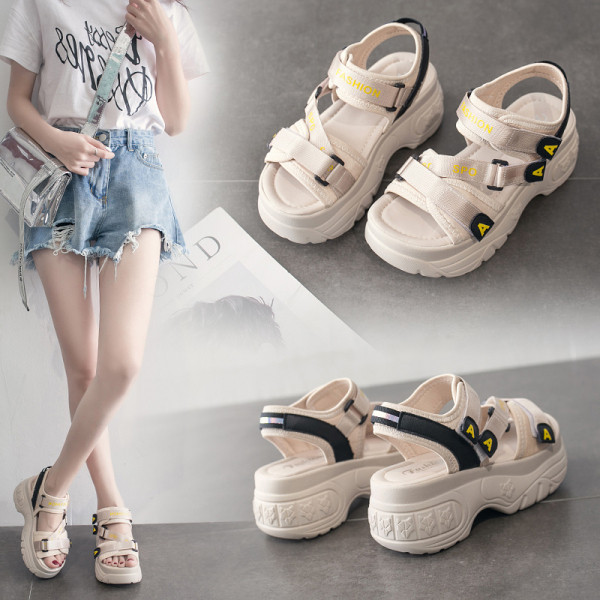 Laisvalaikio moteriškos basutės aukštais padais ir lipduku