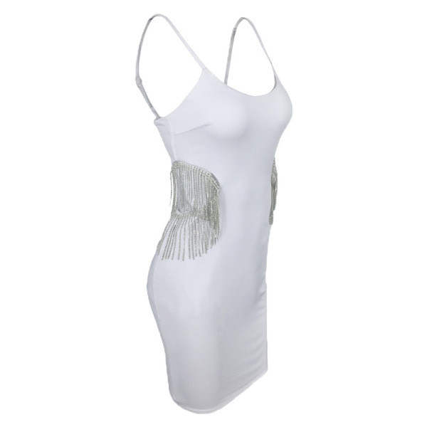 Eleganta sieviešu īsā kleita ar plānām lencītēm, bārkstīm un dziļu kakla izgriezumu