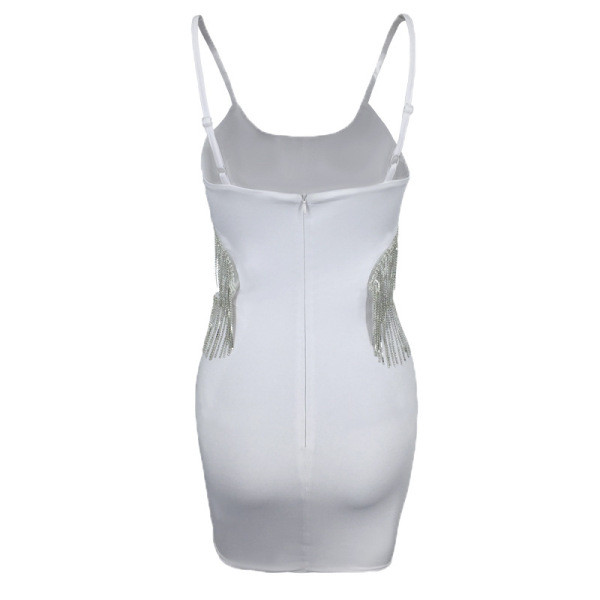 Eleganta sieviešu īsā kleita ar plānām lencītēm, bārkstīm un dziļu kakla izgriezumu