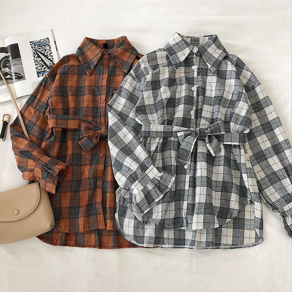 Laisvalaikio languotų moteriškų marškinių platus modelis su diržu ties juosmeniu