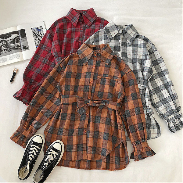 Laisvalaikio languotų moteriškų marškinių platus modelis su diržu ties juosmeniu