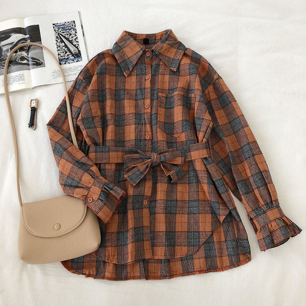 Laisvalaikio languotų moteriškų marškinių platus modelis su diržu ties juosmeniu