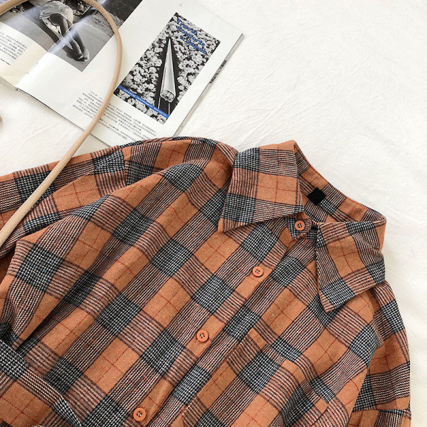 Laisvalaikio languotų moteriškų marškinių platus modelis su diržu ties juosmeniu