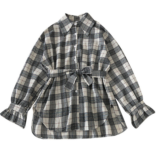 Laisvalaikio languotų moteriškų marškinių platus modelis su diržu ties juosmeniu