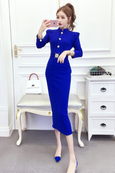 Hosszú női ruha hosszú ujjal és gombokkal