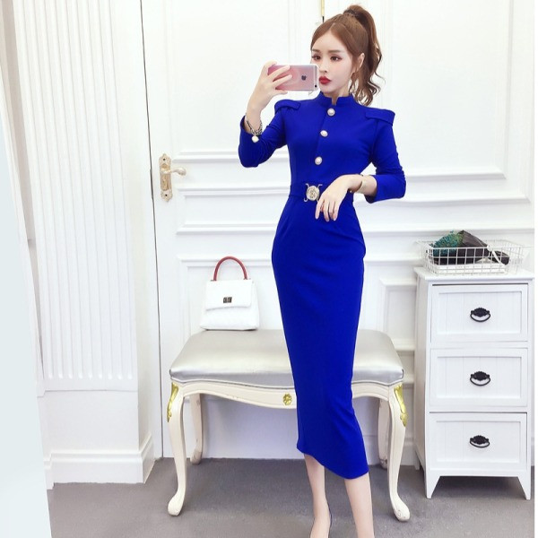 Hosszú női ruha hosszú ujjal és gombokkal