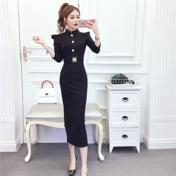 Hosszú női ruha hosszú ujjal és gombokkal