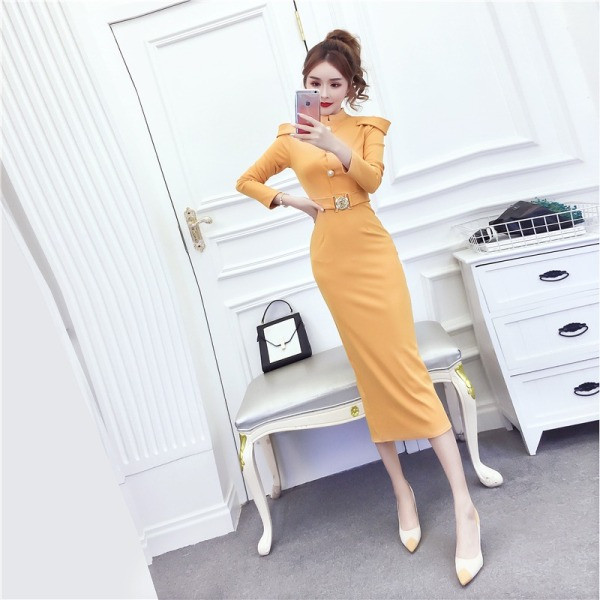 Hosszú női ruha hosszú ujjal és gombokkal