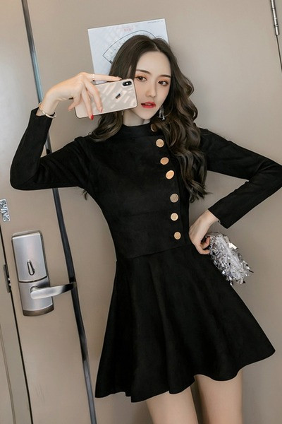 Jauna modeļa sieviešu kleita ar garām piedurknēm un pogām