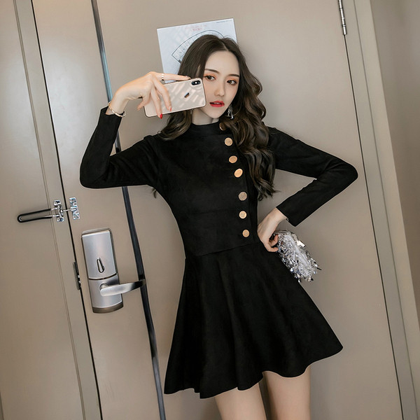 Jauna modeļa sieviešu kleita ar garām piedurknēm un pogām