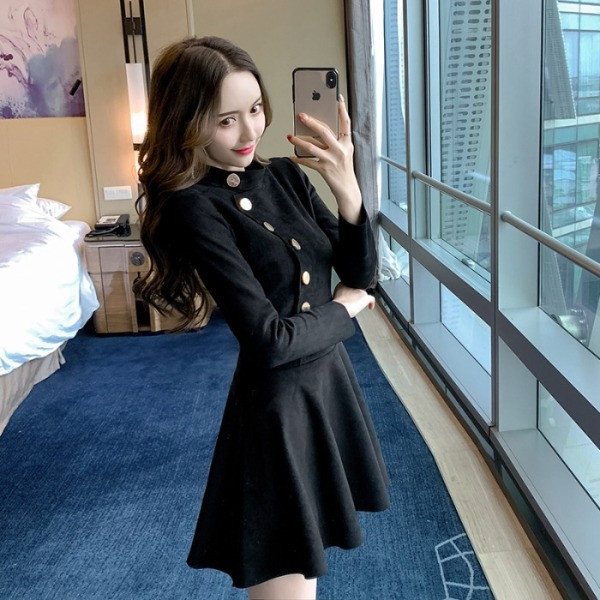 Jauna modeļa sieviešu kleita ar garām piedurknēm un pogām