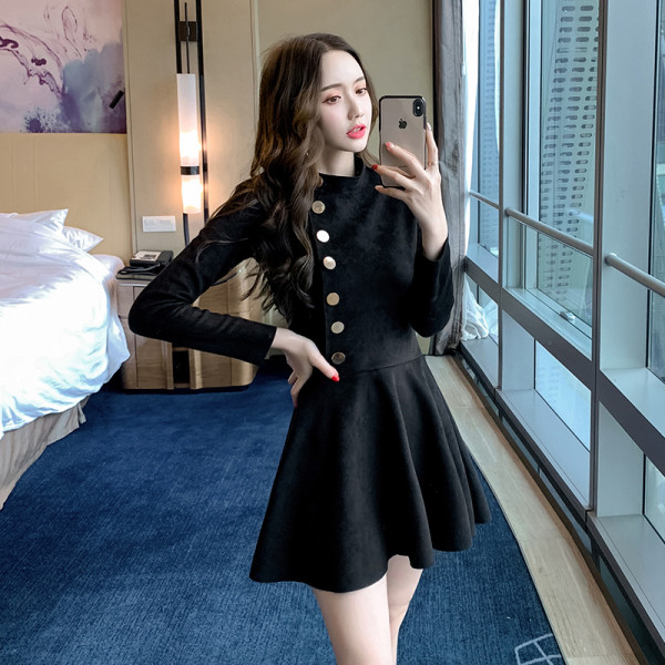 Jauna modeļa sieviešu kleita ar garām piedurknēm un pogām