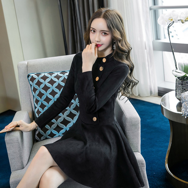 Jauna modeļa sieviešu kleita ar garām piedurknēm un pogām