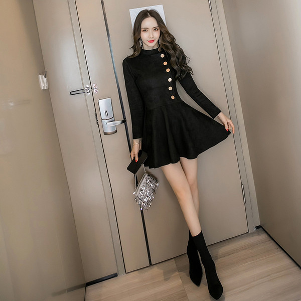 Jauna modeļa sieviešu kleita ar garām piedurknēm un pogām