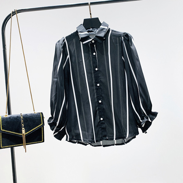 Naujo modelio dryžuoti moteriški marškiniai klasikine apykakle – juodos spalvos