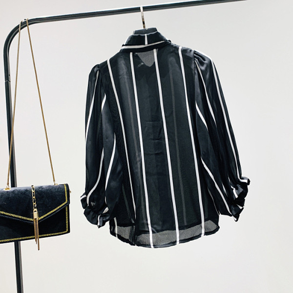 Naujo modelio dryžuoti moteriški marškiniai klasikine apykakle – juodos spalvos