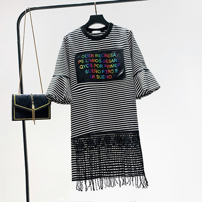 Moderna svītraina sieviešu kleita ar bārkstīm un lotosa piedurknēm