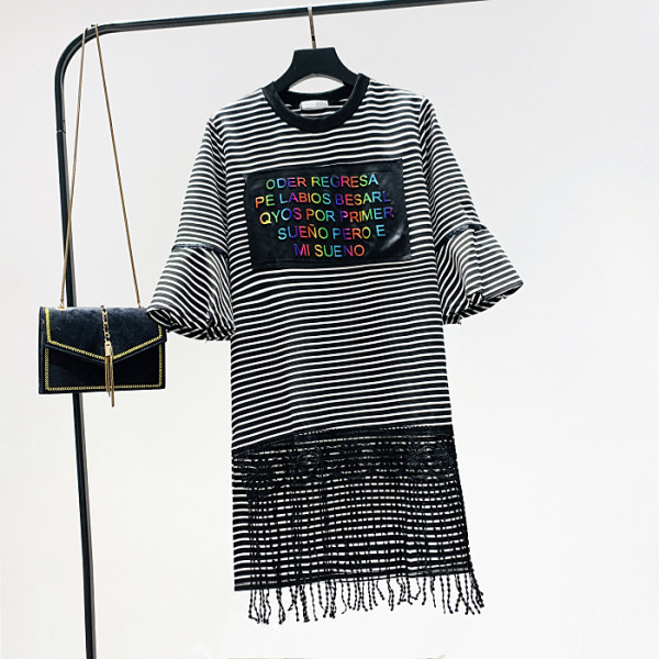 Moderna svītraina sieviešu kleita ar bārkstīm un lotosa piedurknēm