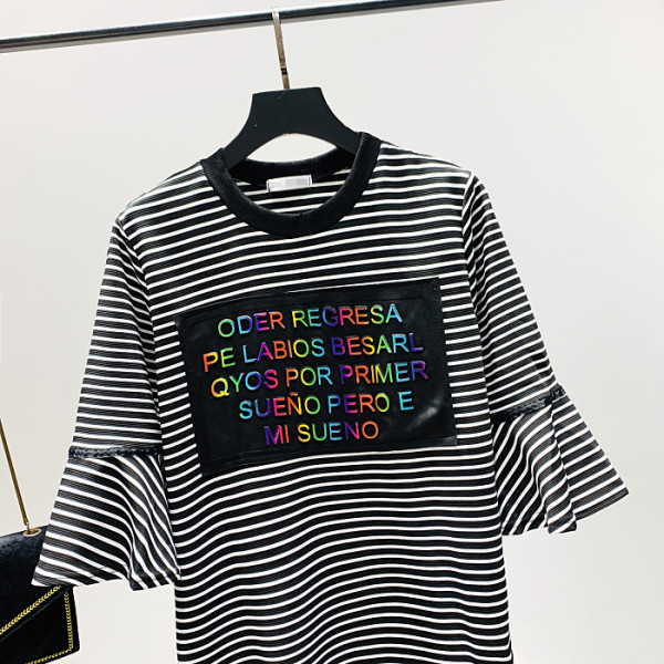 Moderna svītraina sieviešu kleita ar bārkstīm un lotosa piedurknēm