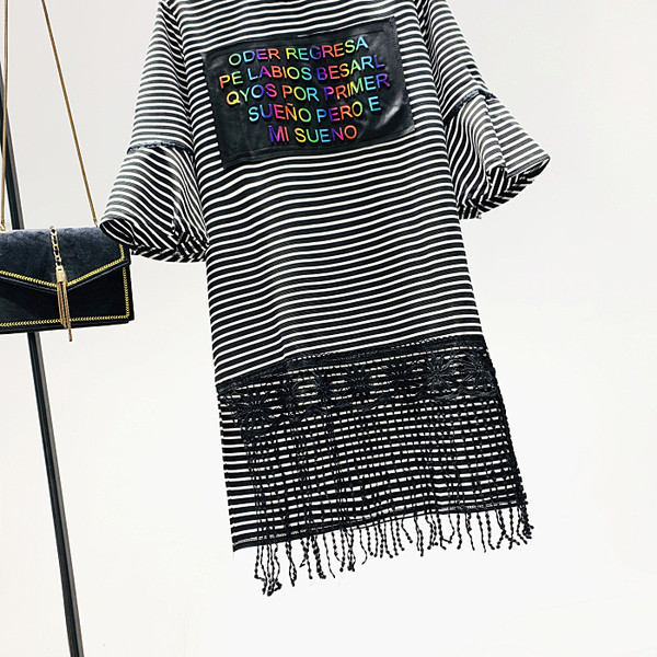 Moderna svītraina sieviešu kleita ar bārkstīm un lotosa piedurknēm