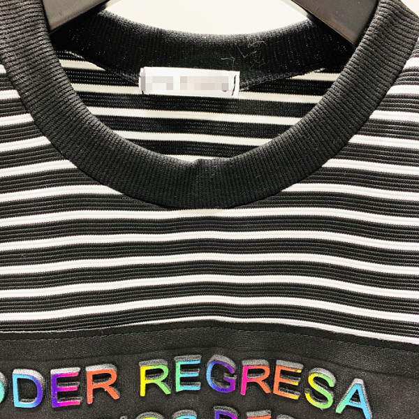 Moderna svītraina sieviešu kleita ar bārkstīm un lotosa piedurknēm