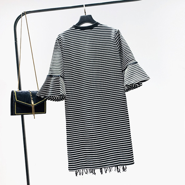 Moderna svītraina sieviešu kleita ar bārkstīm un lotosa piedurknēm