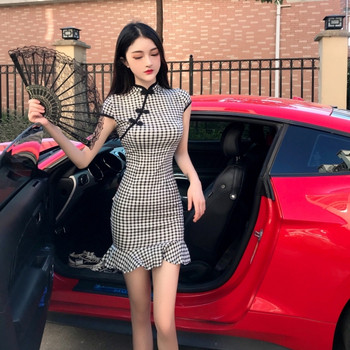 Карирана дамска рокля с къс ръкав и бродерия 