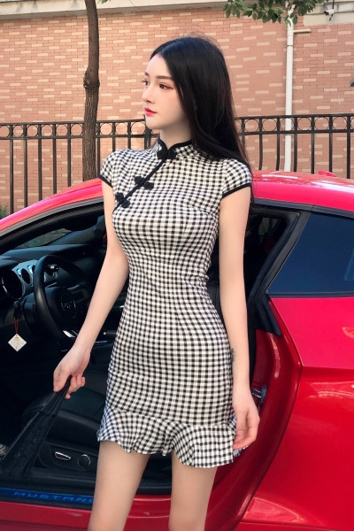 Rūtaina sieviešu kleita ar īsām piedurknēm un izšuvumiem