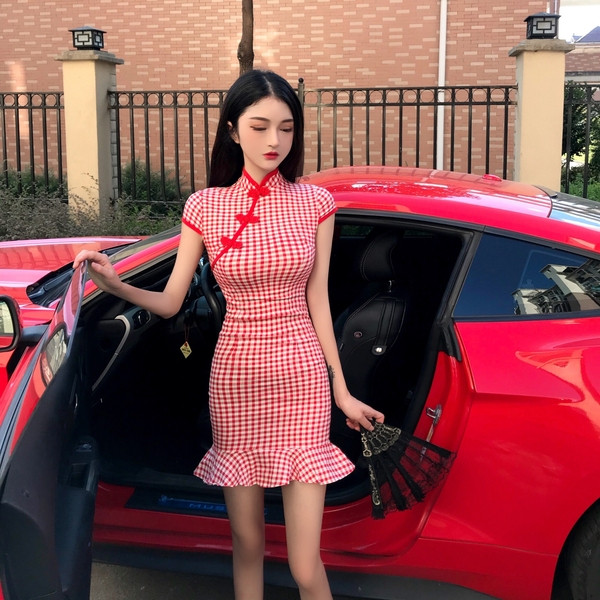 Rūtaina sieviešu kleita ar īsām piedurknēm un izšuvumiem