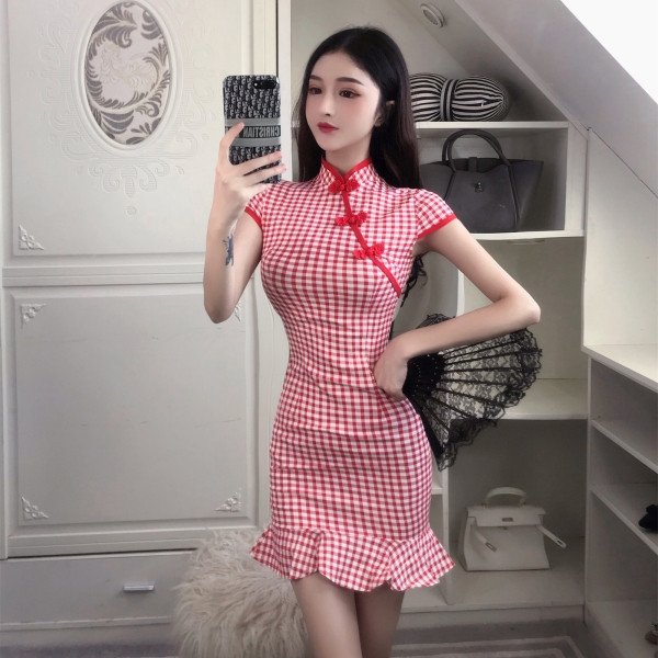 Rūtaina sieviešu kleita ar īsām piedurknēm un izšuvumiem