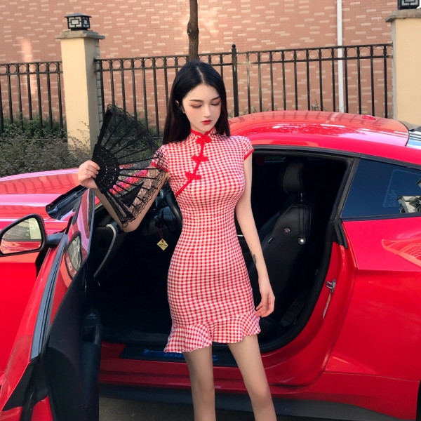 Rūtaina sieviešu kleita ar īsām piedurknēm un izšuvumiem