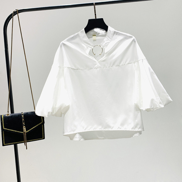 Moderna sieviešu blūze ar metāla elementu un platām piedurknēm