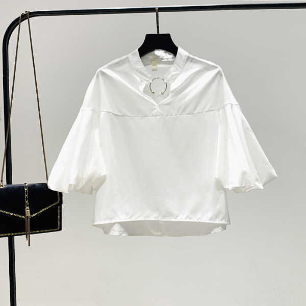 Moderna sieviešu blūze ar metāla elementu un platām piedurknēm