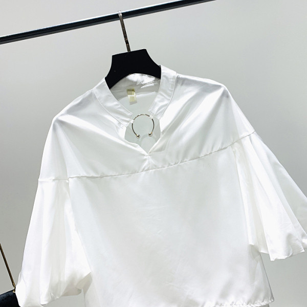 Moderna sieviešu blūze ar metāla elementu un platām piedurknēm