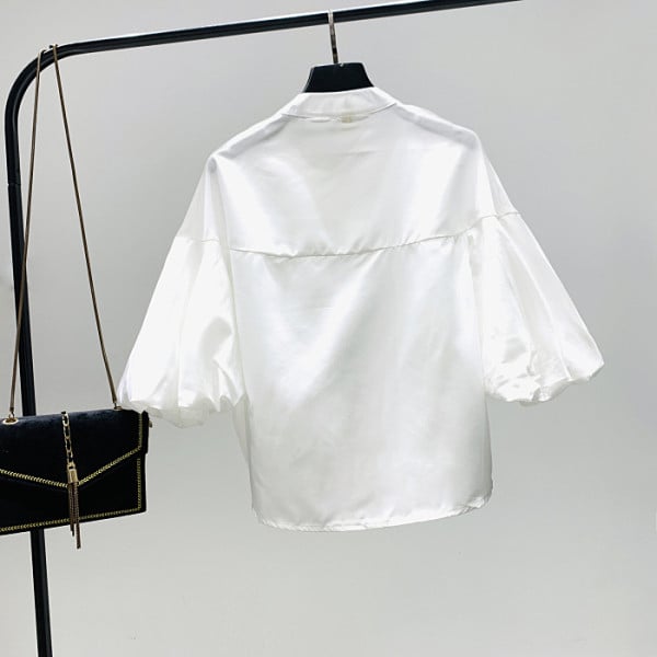 Moderna sieviešu blūze ar metāla elementu un platām piedurknēm