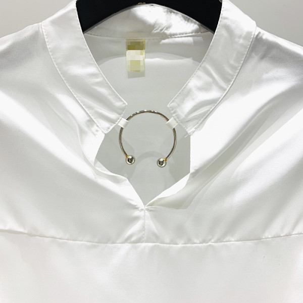 Moderna sieviešu blūze ar metāla elementu un platām piedurknēm