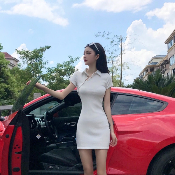 Stílusos női testhezálló ruha klasszikus gallérral és rövid ujjal