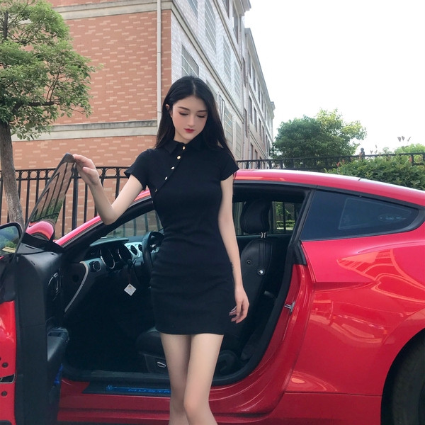 Stílusos női testhezálló ruha klasszikus gallérral és rövid ujjal