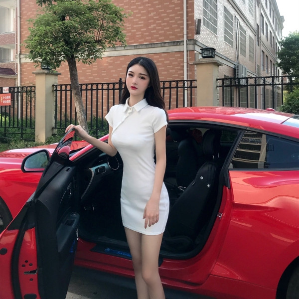 Stílusos női testhezálló ruha klasszikus gallérral és rövid ujjal