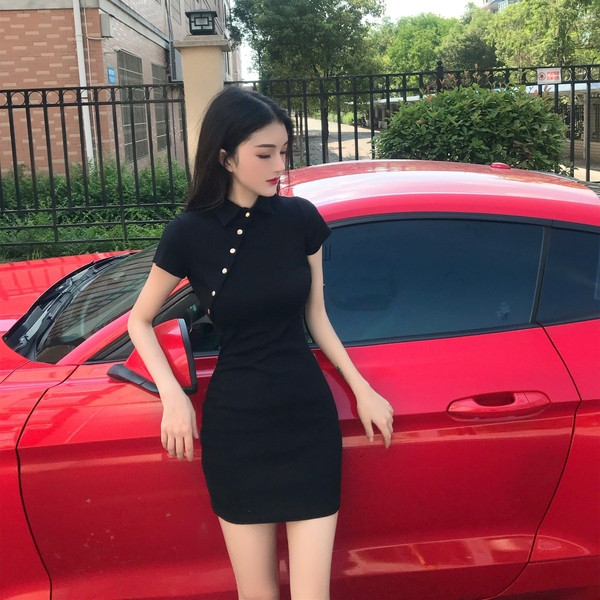 Stílusos női testhezálló ruha klasszikus gallérral és rövid ujjal